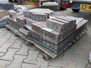 Ca. 2,5 m2 Waalformaat beton bruin staptegels