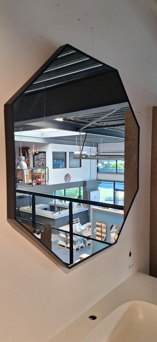 Ledspiegel Thebalux, Octagon