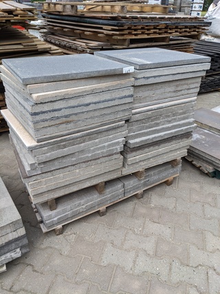 Ca. 15m2 betontegel excl. showbord vulling