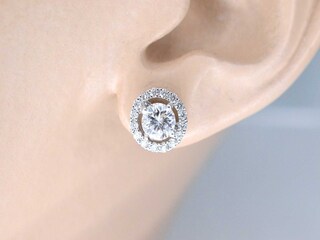 Witgouden diamanten entourage oorbellen van 1.50 carat