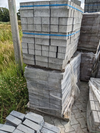 Ca. 16 m2 Betonklinkers grijs kogelstraal