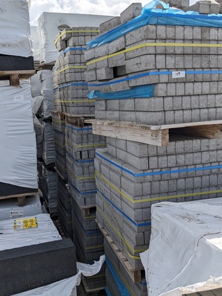 Ca. 140 m2 Waal formaat beton B-keus