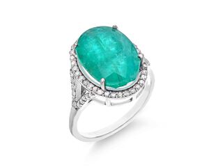 Ring met een grote ovaal geslepen groene smaragd en natuurlijke diaman