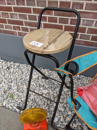 Partij stoelen en lamp