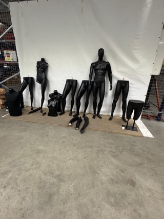 Etalagepop en diverse onderdele zwart