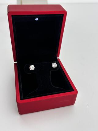 Witgouden solitair oorbellen met briljant geslepen diamanten ( GIA Gec