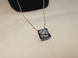 Zsiske dames collier – Black Rose – Thaise designer jewellery