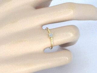Gouden solitaire ring met een natuurlijke prinses geslepen diamant