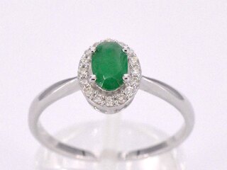 Witgouden entourage ring met diamanten en smaragd