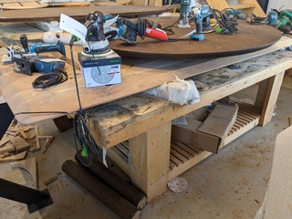Houten werkbank met inhoud