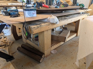 Houten werkbank met inhoud