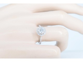 Witgouden entourage ring met centrale diamant van 0.90 carat
