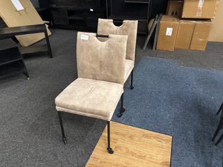 2x Eetkamerstoelen op wieltjes, beige