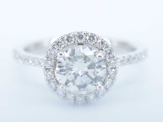 Witgouden entourage ring met centrale diamant van 0.90 carat