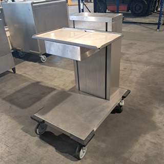 Ca. 200x Dienbladen, 3x dienbladwagens, bordenwarmer en melkdispencer