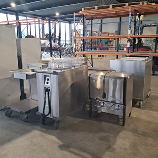 Ca. 200x Dienbladen, 3x dienbladwagens, bordenwarmer en melkdispencer