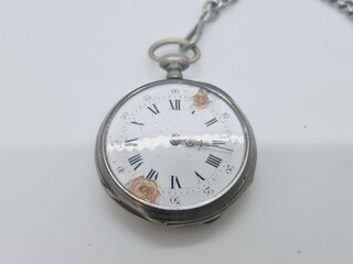 Zilveren mechanisch zakhorloge met ketting