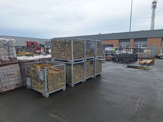 (Locatie Schagen) Ca. 50 m² boeren – friese geeltjes in 7x gitterboxen