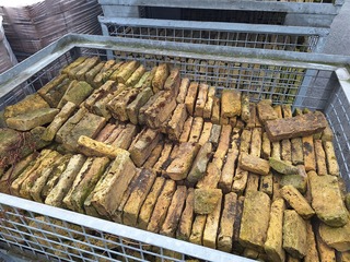 (Locatie Schagen) Ca. 50 m² boeren – friese geeltjes in 7x gitterboxen