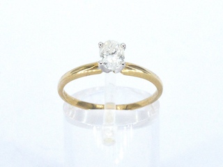 Gouden solitaire ring met een ovaal geslepen diamant in witgouden zett