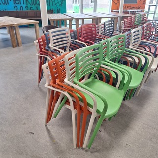 Ca. 35x Kunststof terrasstoelen