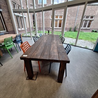 2x Buitentafel met gekleurde kunststof stoel