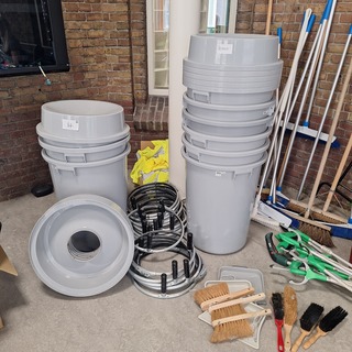 Assortiment schoonmaakartikelen en toebehoren