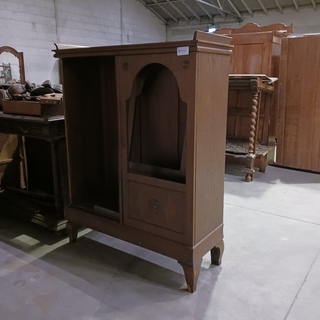 Diverse antieke kasten voor renovatie