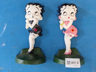 2x Metalen decoratie Betty Boop