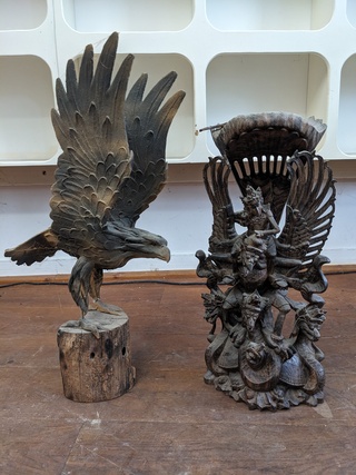 2x Houtsnijwerk Adelaar en Draak