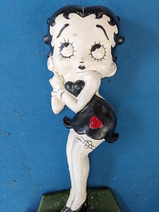 2x Metalen decoratie Betty Boop