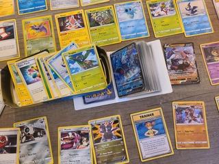 Grote gevarieerde Pokémon kaartenset met zeldzame kaarten en verzamelm