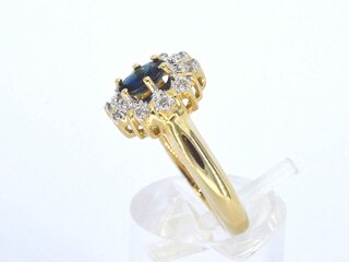 Gouden ring met een natuurlijke saffier en diamanten