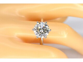 Witgouden ring met een grote briljant geslepen diamant van 5.06 carat