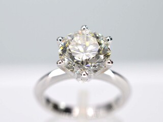 Witgouden ring met een grote briljant geslepen diamant van 5.06 carat