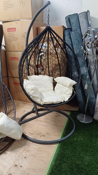 Eistoel black swing chair SanderZ, 2025