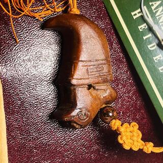 Antieke netsuke houten figurine met paarse jade