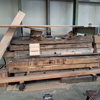 Partij diverse houten balken