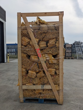 Pallet met netzakken aanmaakhout