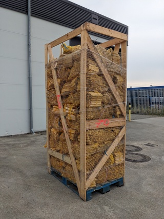 Pallet met netzakken aanmaakhout