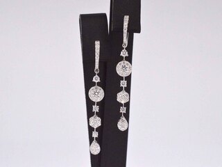 Witgouden oorhangers met briljant geslepen diamanten