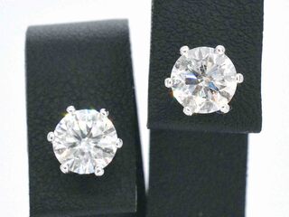 Gouden solitaire oorbellen met 2.25 carat diamant
