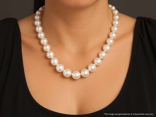 Parelsnoer met een gouden sluiting en diamanten
