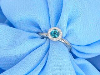 Gouden ring met natuurlijke diamanten en een swiss blue topaas