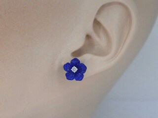 Gouden oorbellen 0.18 carat met blauwe edele bloem en grote diamanten