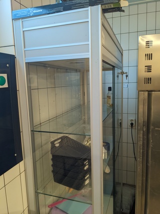 Vitrinekast met inhoud