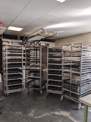 4x Diverse bakplaatwagens met inhoud