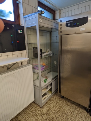 Vitrinekast met inhoud