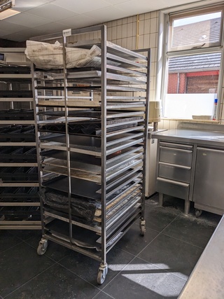 4x Diverse bakplaatwagens met inhoud