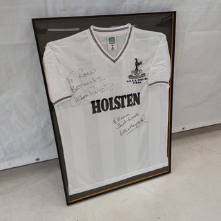 Ingelijst ” Tottenham Hotspur ” shirt U.E.F.A Final 1983-84